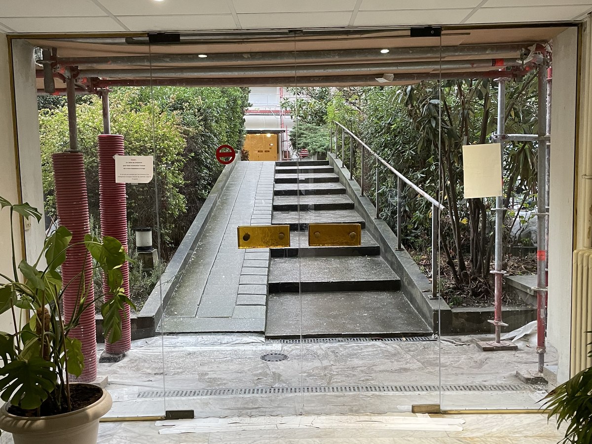 Porte vitrée coulissante installée par Logan Service